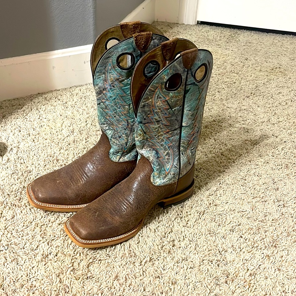 Close to new Ariat Boots!